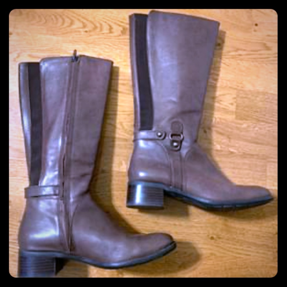 SOLD Women’s Boots size 8